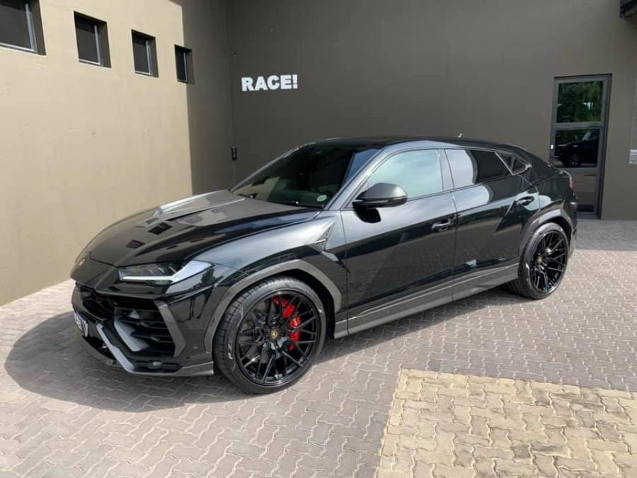  Lamborghini Urus by RACE! 2019 года  (фото 11 из 21)